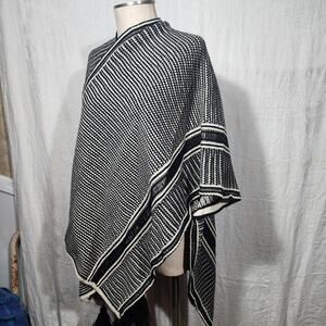 BCBG MAXAZRIA poncho knit sweater wrap poncho